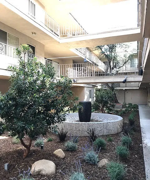 Fountainebleu Apartments — Photo 36