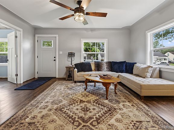 4th image of 691 E Tennyson Ave
