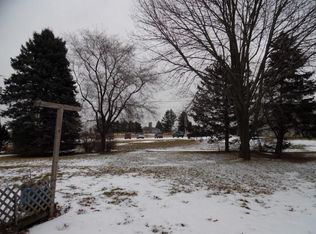 238 Manor Dr, Fredonia, WI 53021