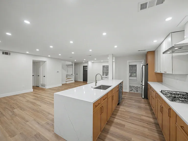 2709 Oak Cir — Photo 4
