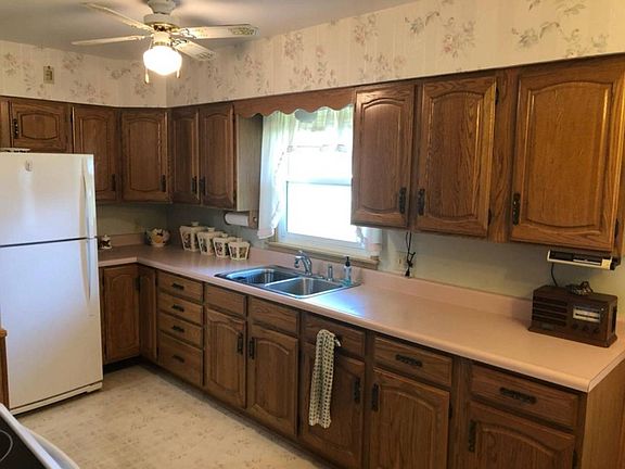 3rd image of 204 Elm Ave