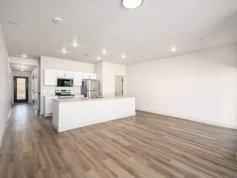 5631-5735 E Revere Dr — Photo 6