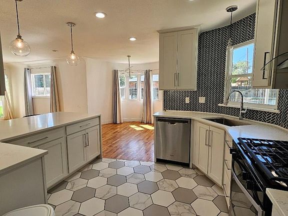3rd image of 207 Kenwood Dr