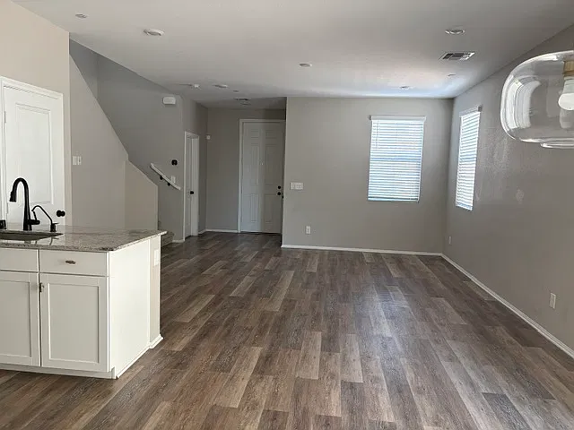 3 bed, 2.5 bath, 1563 sqft, $2,400 — Photo 2