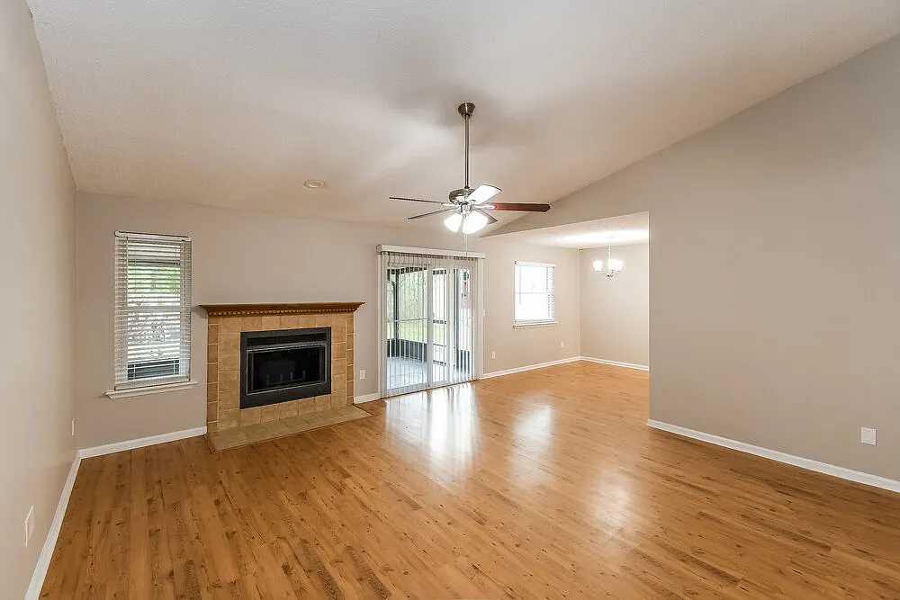 3 bed, 2.0 bath, 1257 sqft, $2,040 — Photo 3