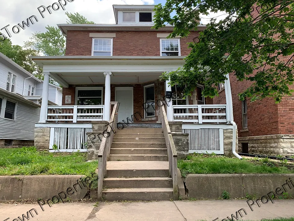 208 N Hickory St