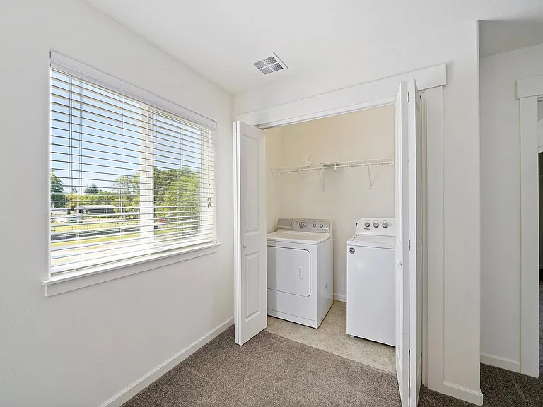 877 SE Anchor Ave #A — Photo 5