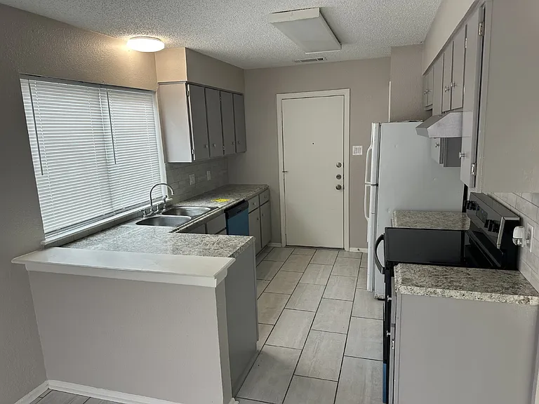7406 Pipers Ln — Photo 4