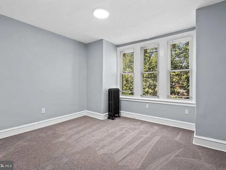 950 E Russell St — Photo 13