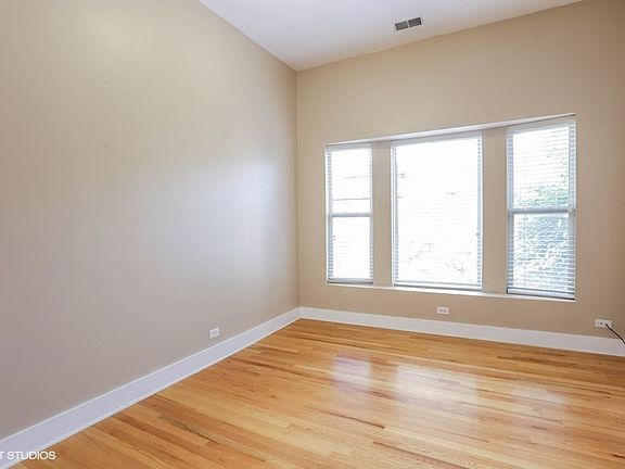 3rd image of 3950 N Clarendon Ave APT 3S