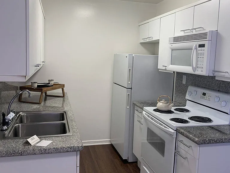 Lindbrook Manor Apartments — Photo 86