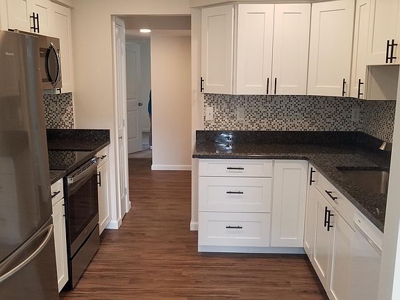 Kitchen w/Stainless Steel Appliances