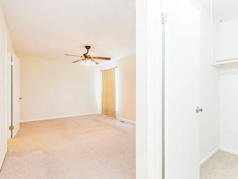 640 Counselor Sq — Photo 34