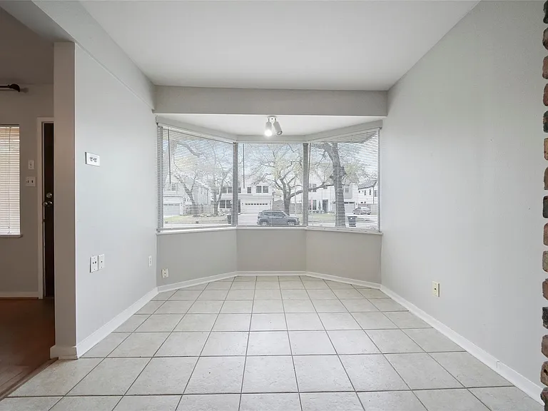 930 W 42nd St — Photo 13