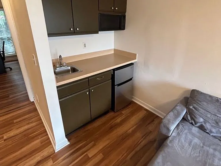 1336 Bradley Dr — Photo 3