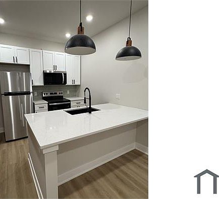 2nd image of 121 W Sharpnack St #3