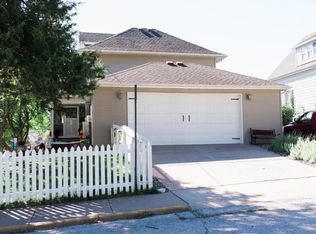 614 Chestnut St, Muscatine, IA 52761