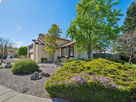 2nd image of 211 Meadowlark Way