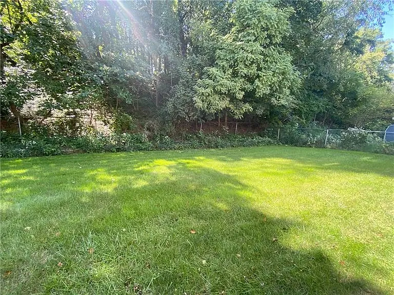 439 Crestview Dr — Photo 45