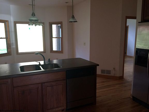 4th image of 17 Riverview Cir