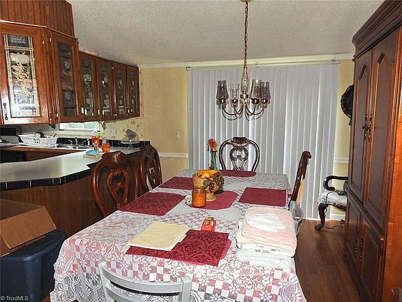 3rd image of 158 Clodfelter Ln