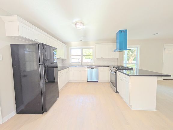 2nd image of 5265 Oak St
