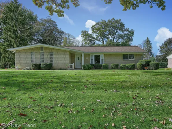 8371 Vanden Dr, White Lake, MI 48386