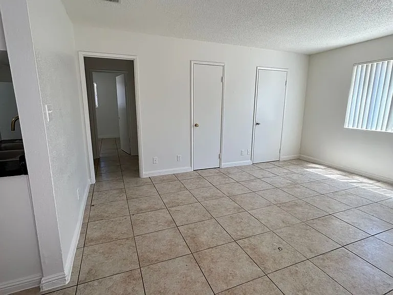 3821 Hazelwood St — Photo 2
