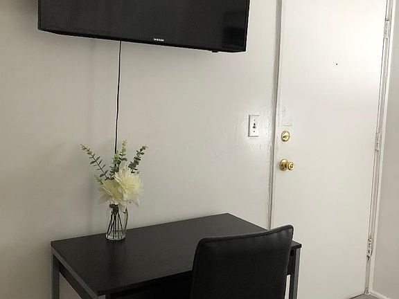 DESK AND CHAIR WITH 40" SMART TV