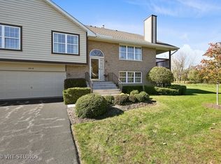 8058 Barrymore Dr, Darien, IL 60561