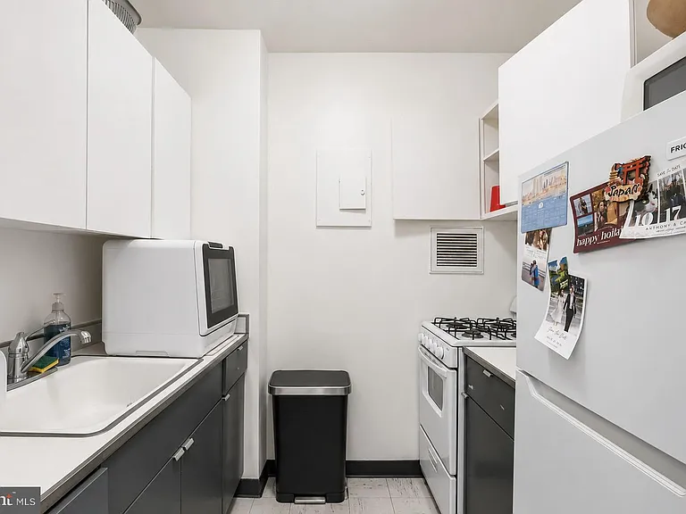 220 Locust St #18ES — Photo 3