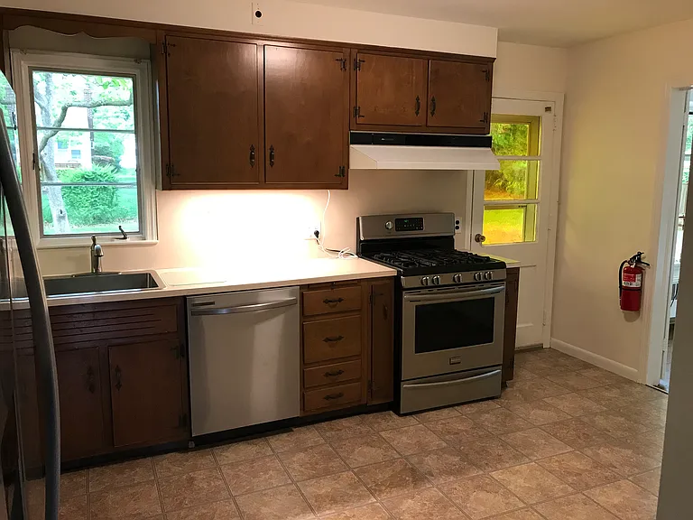 85 Phelps Ave — Photo 7