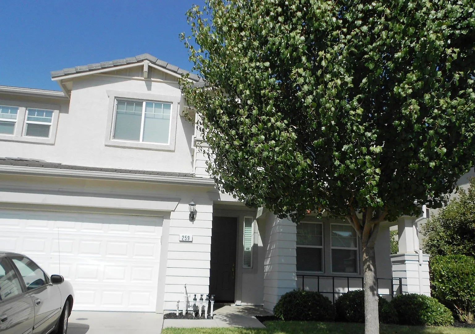 Roomy, Bright & Ready to Live In Mississippi Drive 5-Bed Home — Photo 1