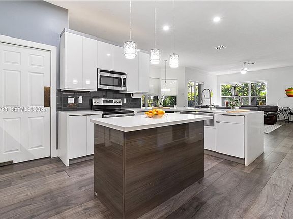 4th image of 1046 SW 159th Way