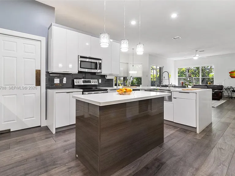1046 SW 159th Way — Photo 4