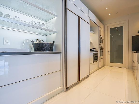 4th image of 18101 Collins Ave #5202