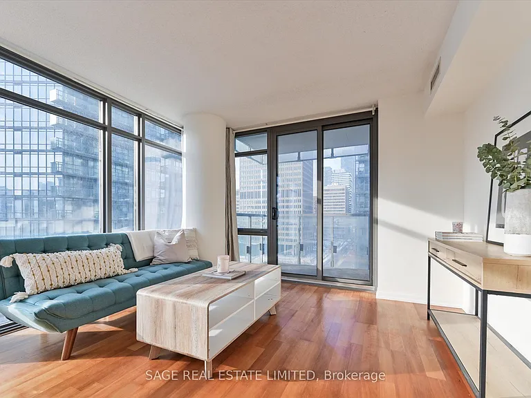 38 Grenville St #902 — Photo 8