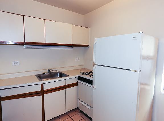 2nd image of 821 W Cornelia Ave APT 114