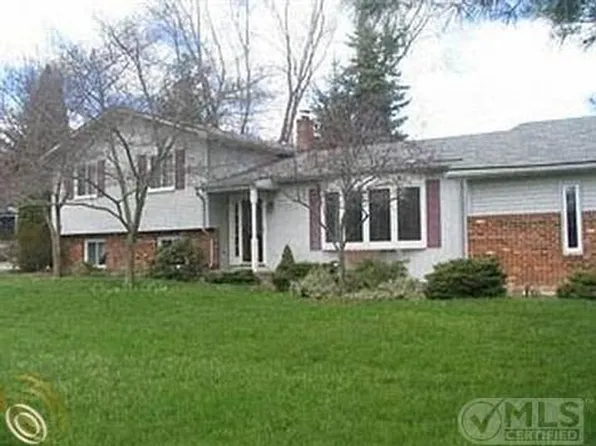 11757 Shorecrest Ct, South Lyon, MI 48178