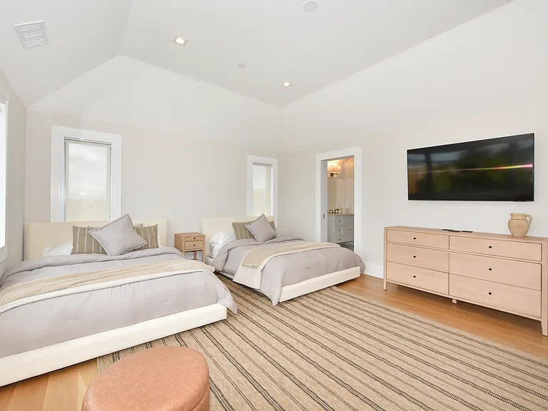 451 Dune Rd — Photo 34