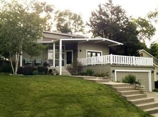 142 NW North Shore Dr, Lake Waukomis, MO 64151