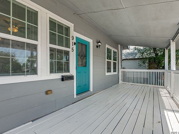4th image of 915 W Rosewood