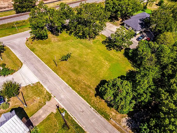 3rd image of 301 Railroad St