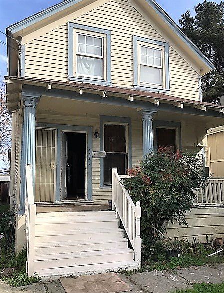 1st image of 226 N 9th St