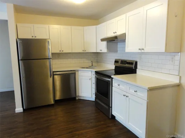 902 S Lake Blvd APT 3, Mahopac, NY 10541