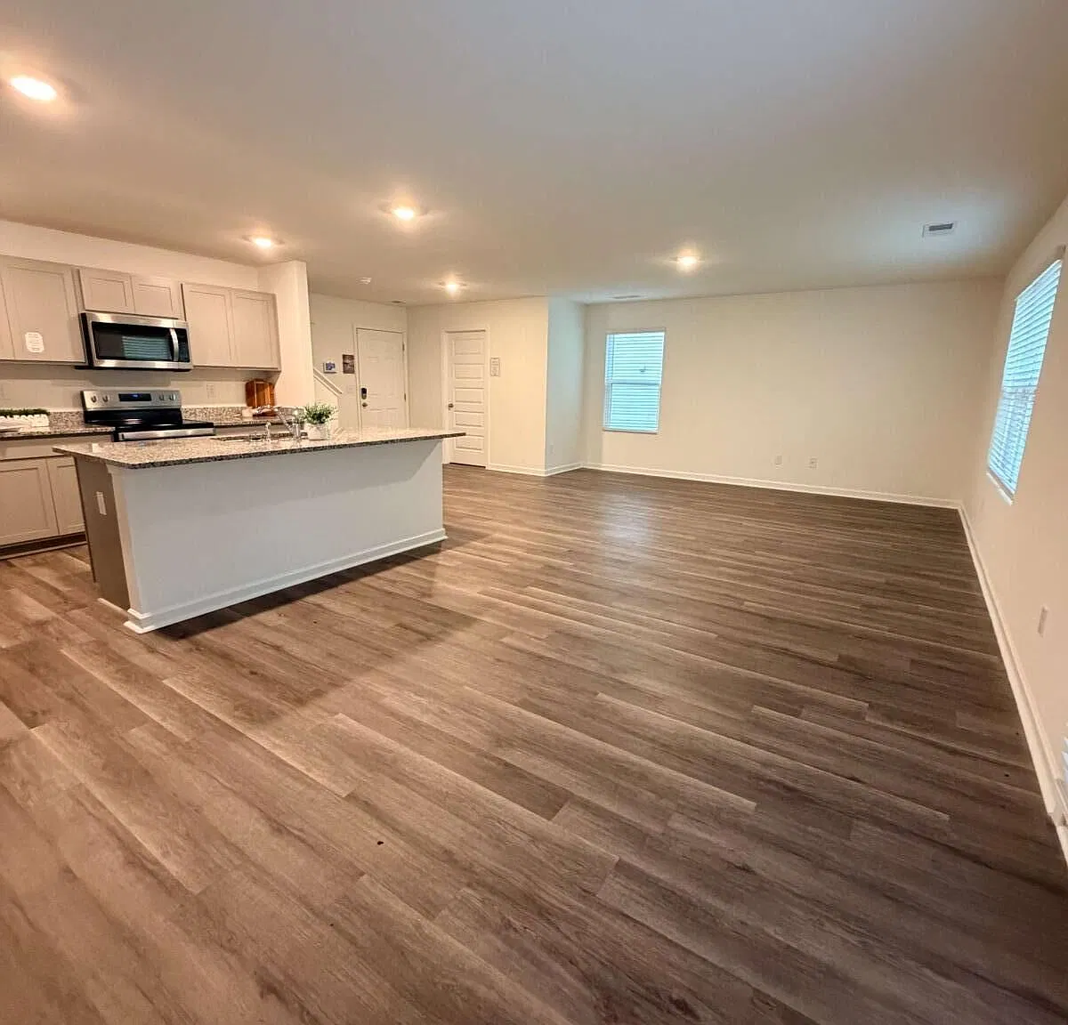 4 bed, 2.5 bath, 1929 sqft, $2,149 — Photo 2