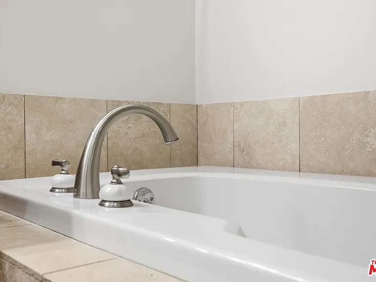 1838 Westholme Ave #203 — Photo 36
