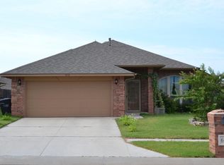 616 SW 44th St, Moore, OK 73160