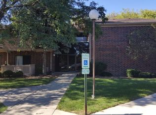 33720 N Royal Oak Ln APT 104, Grayslake, IL 60030