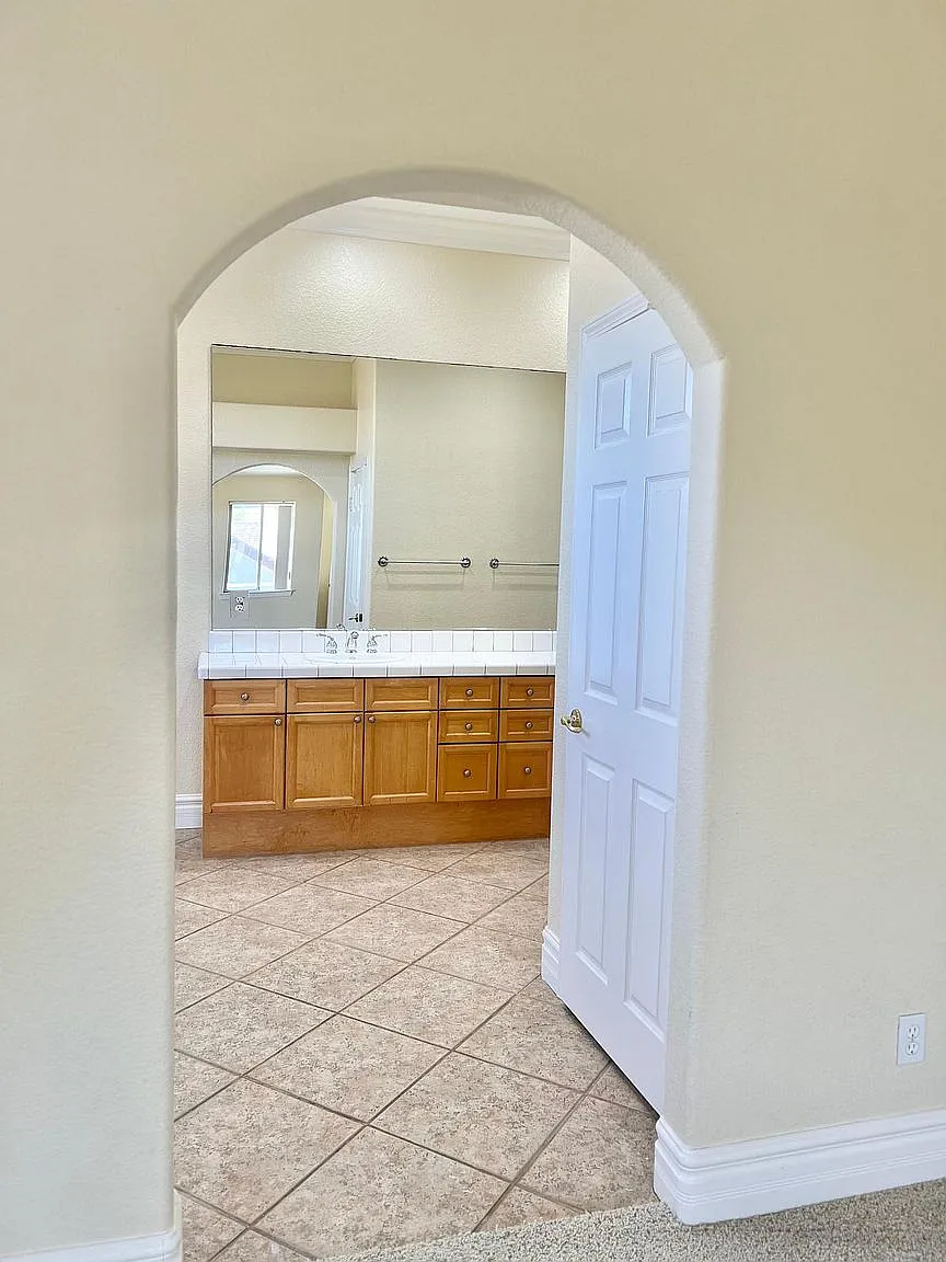 3 bed, 2.5 bath, 2400 sqft, $5,400 — Photo 3